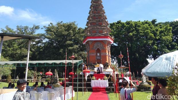 Warga Jepang saat melakukan upacara penghormatan di Monumen Perjuangan kepada leluhurnya yang gugur saat pertempuran melawan NICA, Minggu (16/11/2025).