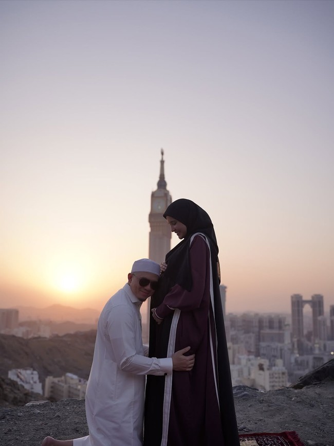 Gaya hijab Zaskia Sungkar foto kehamilan di Tanah Suci.