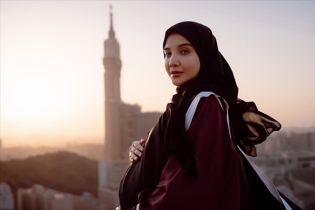 Gaya hijab Zaskia Sungkar foto kehamilan di Tanah Suci.