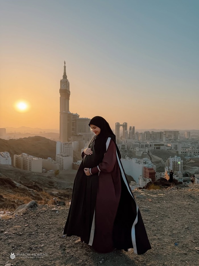 Gaya hijab Zaskia Sungkar foto kehamilan di Tanah Suci.