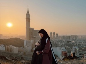 Potret Gaya Hijab Syari Zaskia Sungkar Saat Pemotretan Hamil di Tanah Suci