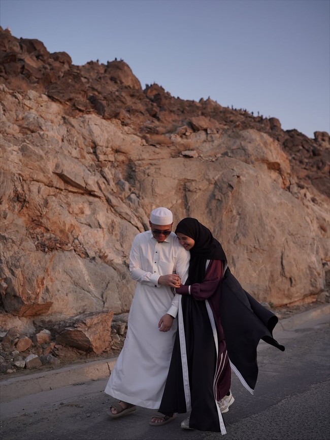 Gaya hijab Zaskia Sungkar foto kehamilan di Tanah Suci.