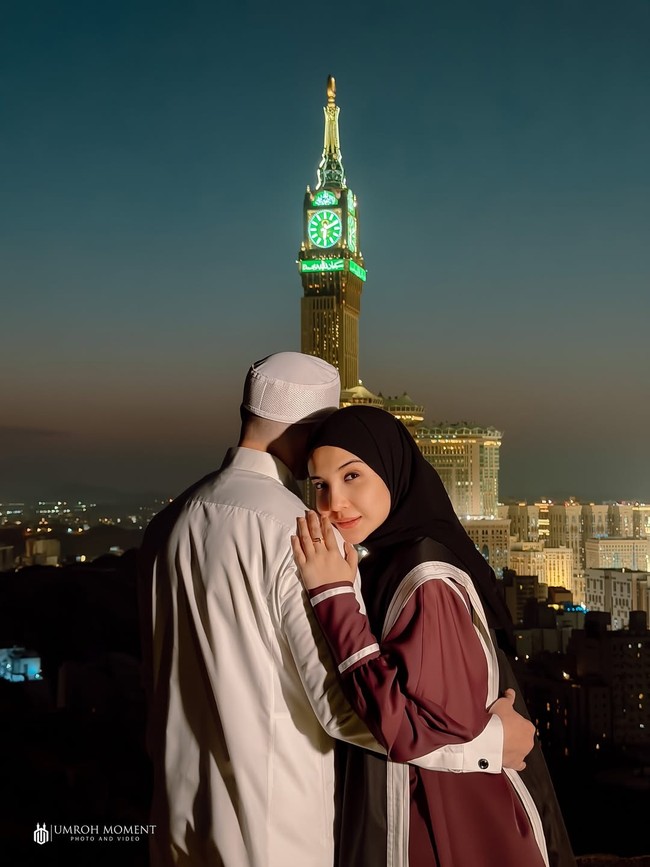 Gaya hijab Zaskia Sungkar foto kehamilan di Tanah Suci.