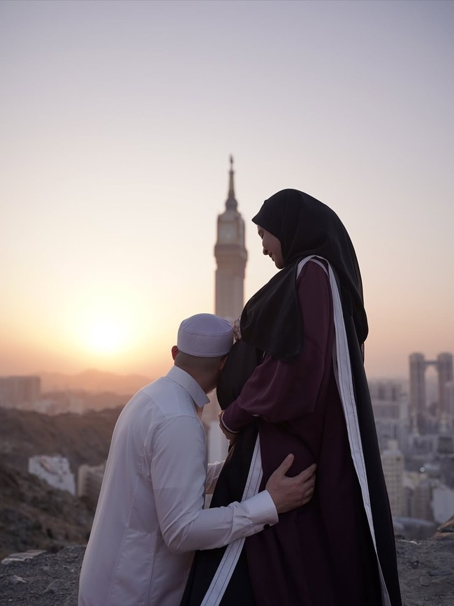 Gaya hijab Zaskia Sungkar foto kehamilan di Tanah Suci.
