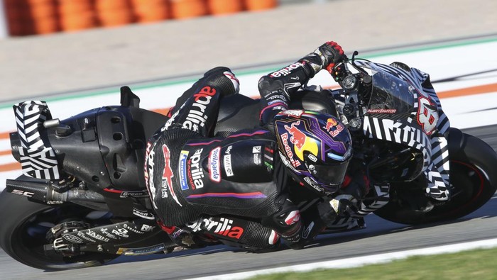VALENCIA, SPAIN - NOVEMBER 18: Jorge Martin of Spain riding the Aprilia Racing bike (89) during testing at Ricardo Tormo Circuit on November 18, 2025 in Valencia, Spain. (Photo by Gold & Goose Photography/Getty Images)