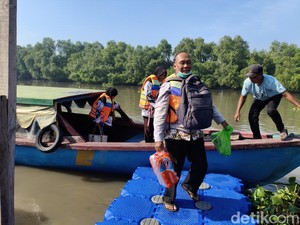 Perjuangan Guru 18 Tahun Mengabdi di Daerah Terpencil Sidoarjo