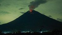 Pusat Vulkanologi dan Mitigasi Bencana Geologi (PVMBG) melaporkan dalam periode pengamatan pukul 00.00–06.00 WIB, Semeru mengalami 38 kali gempa letusan, tiga gempa guguran, dan tiga gempa hembusan. ANTARA FOTO/Irfan Sumanjaya