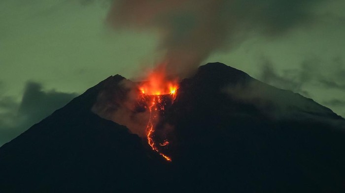 Lava pijar keluar dari kawah Gunung Semeru terlihat dari Kecamatan Pronojiwo, Lumajang, Jawa Timur, Selasa (25/11/2025) dini hari. Berdasarkan laporan Pusat Vulkanologi dan Mitigasi Bencana Geologi (PVMBG) periode pengamatan 00.00–06.00 WIB, gunung itu tercatat mengalami 38 kali gempa letusan, tiga kali gempa guguran, dan tiga kali gempa hembusan, sehingga warga diimbau tidak beraktivitas di sektor tenggara sepanjang Besuk Kobokan hingga jarak 20 kilometer dari kawah. ANTARA FOTO/Irfan Sumanjaya