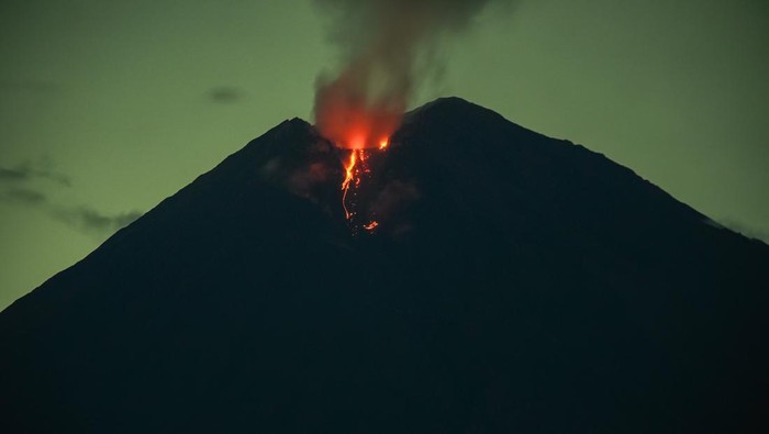 Lava pijar keluar dari kawah Gunung Semeru terlihat dari Kecamatan Pronojiwo, Lumajang, Jawa Timur, Selasa (25/11/2025) dini hari. Berdasarkan laporan Pusat Vulkanologi dan Mitigasi Bencana Geologi (PVMBG) periode pengamatan 00.00–06.00 WIB, gunung itu tercatat mengalami 38 kali gempa letusan, tiga kali gempa guguran, dan tiga kali gempa hembusan, sehingga warga diimbau tidak beraktivitas di sektor tenggara sepanjang Besuk Kobokan hingga jarak 20 kilometer dari kawah. ANTARA FOTO/Irfan Sumanjaya
