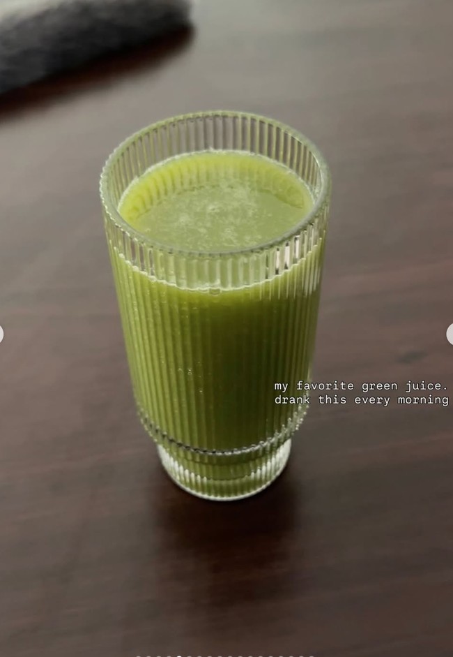 Hidup sehat, Alyssa selalu mengonsumsi jus hijau setiap hari. Ia mengatakan bahwa jus tersebut menjadi salah satu favoritnya. Foto: Instagram/@alyssadaguise