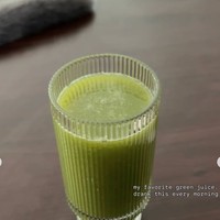 Hidup sehat, Alyssa selalu mengonsumsi jus hijau setiap hari. Ia mengatakan bahwa jus tersebut menjadi salah satu favoritnya. Foto: Instagram/@alyssadaguise