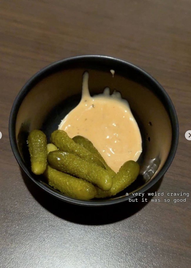 Alyssa juga mengaku menyukai makanan satu ini yang mungkin terlihat aneh namun baginya terasa enak. Foto: Instagram/@alyssadaguise