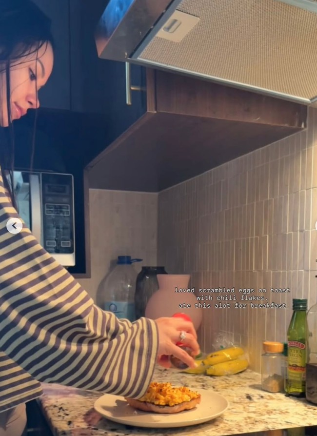 Untuk sarapan pagi Alyssa kini senang membuat roti panggang dengan telur orak-arik dan taburan chili flakes di atasnya. Foto: Instagram/@alyssadaguise