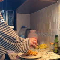 Untuk sarapan pagi Alyssa kini senang membuat roti panggang dengan telur orak-arik dan taburan chili flakes di atasnya. Foto: Instagram/@alyssadaguise