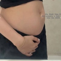 Alyssa juga memamerkan baby bump perdana yang sudah terlihat di perutnya. Baby bump tersebut baru terlihat di usia kehamilan 12 minggu. Foto: Instagram/@alyssadaguise