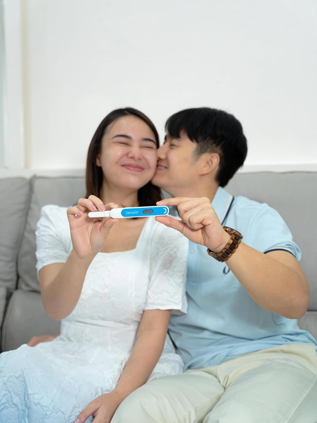 Tampil mesra, Kenny tampak mencium pipi Amanda sambil keduanya memegang test pack yang menunjukkan hasil positif. “Setelah banyak musim dalam hidupku… akhirnya Tuhan percayakan aku sebuah anugerah terbesar: menjadi seorang ibu. Baby, we can’t wait to meet you. Hai onty uncle,” tulis Amanda dalam unggahan Instagramnya. Foto: dok Instagram amandamanopo