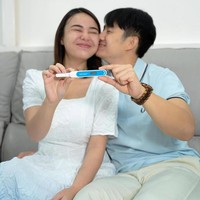 Tampil mesra, Kenny tampak mencium pipi Amanda sambil keduanya memegang test pack yang menunjukkan hasil positif. “Setelah banyak musim dalam hidupku… akhirnya Tuhan percayakan aku sebuah anugerah terbesar: menjadi seorang ibu. Baby, we can’t wait to meet you. Hai onty uncle,” tulis Amanda dalam unggahan Instagramnya. Foto: dok Instagram amandamanopo