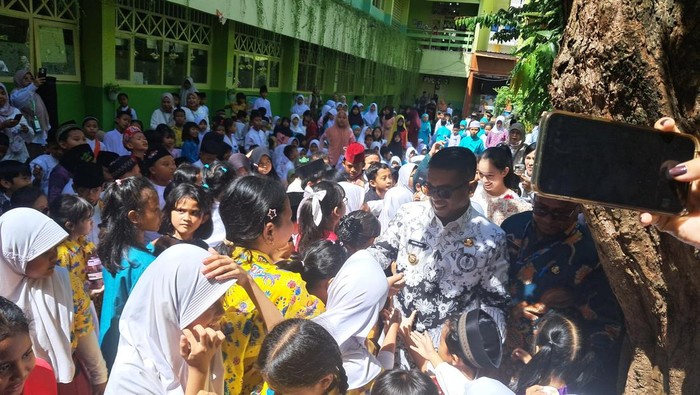 Andra Soni saat mengunjungi SDN Gandaria Utara 03 (Arief/detikcom)