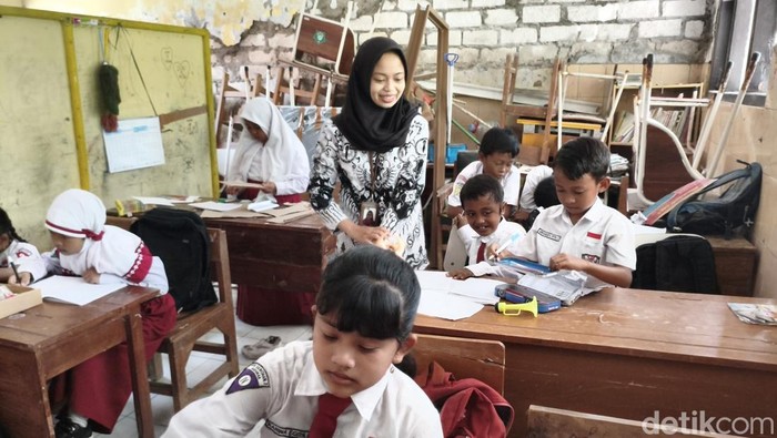 Arie Kurnia saat mengajar di SDN 2 Sawohan