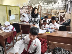 Gigihnya Arie Kurnia Menjaga Asa Pendidikan, Tiap Hari Tempuh Jalur Air