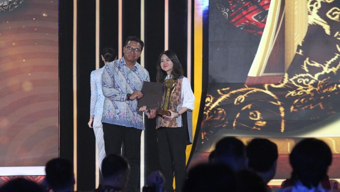 AZKO menerima penghargaan detikcom Awards 2025
