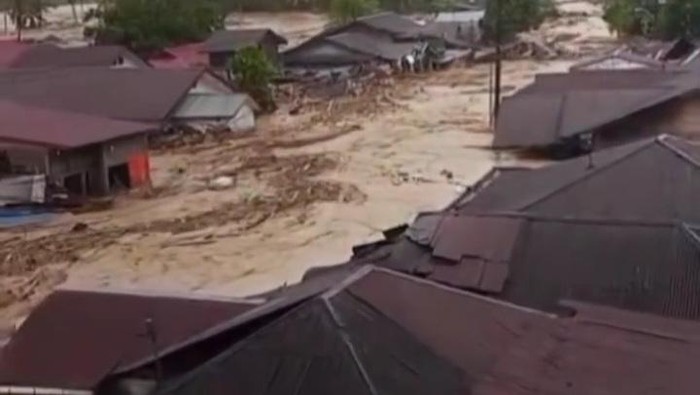 Banjir bandang menerjang Kecamatan Batang Toru, Kabupaten Tapsel (Tangkapan layar media sosial)