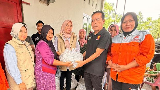 Banjir genangi sejumlah titik di Kota Padang, Sumbar. Wakil Ketua Komisi VI DPR RI Andre Rosiade menurunkan tim untuk menyalurkan ribuan nasi bungkus ke warga. (dok Istimewa)