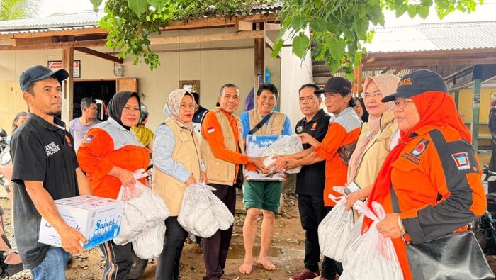 Banjir genangi sejumlah titik di Kota Padang, Sumbar. Wakil Ketua Komisi VI DPR RI Andre Rosiade menurunkan tim untuk menyalurkan ribuan nasi bungkus ke warga. (dok Istimewa)
