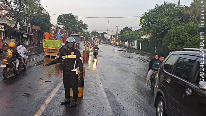 Jalan Raya Tambakrejo, Kecamatan Kraton, Kabupaten Pasuruan yang sempat terendam banjir kini sudah bisa dilewati