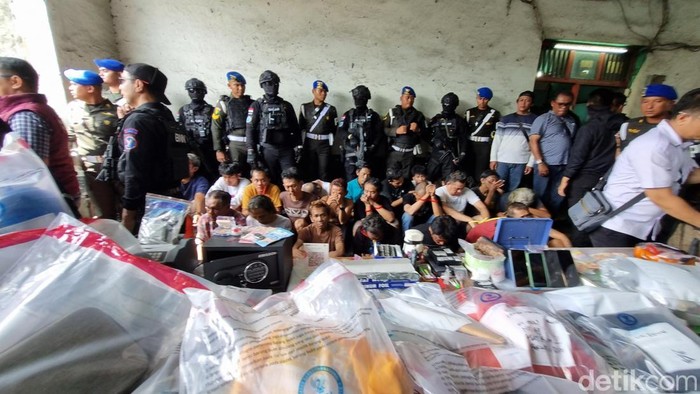 BNN melakukan penggerebekan di Berlan, Matraman, Jakarta Timur. (Taufiq/detikcom)
