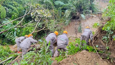 Brimob Polda Sumut Terjun Bantu Tangani Longsor di Tapsel