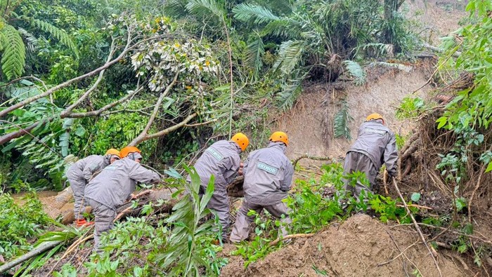 Brimob Polda Sumut membantu tangani longsor di Tapsel
