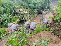 Brimob Polda Sumut Terjun Bantu Tangani Longsor di Tapsel