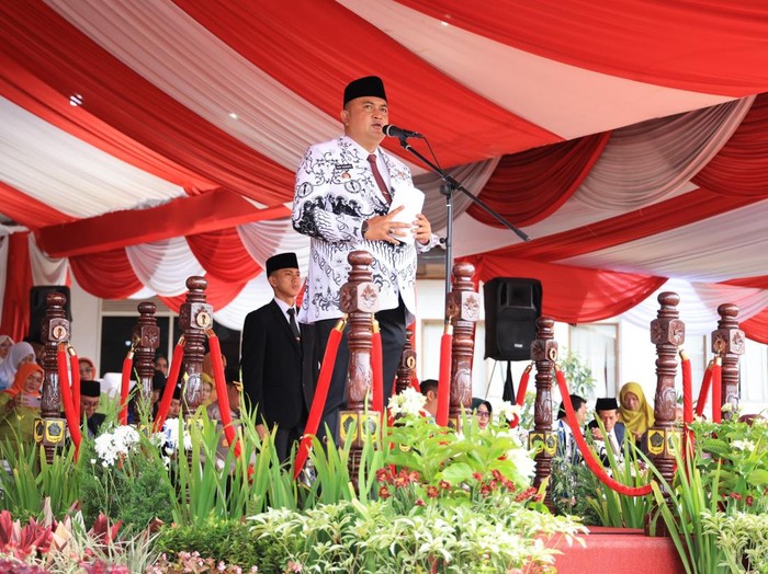 Bupati Bogor Beri Penghargaan kepada Insan Pendidikan di Hari Guru Nasional