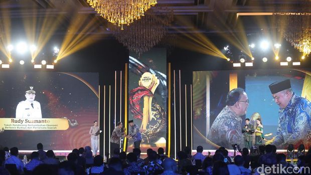 Bupati Bogor Rudy Susmanto menerima penghargaan sebagai Tokoh Pendorong Pertumbuhan Ekonomi Berbasis Budaya dan Pariwisata Daerah dalam detikcom Awards 2025 di Westin Hotel Kuningan, Jakarta, Selasa 25 November 2025.