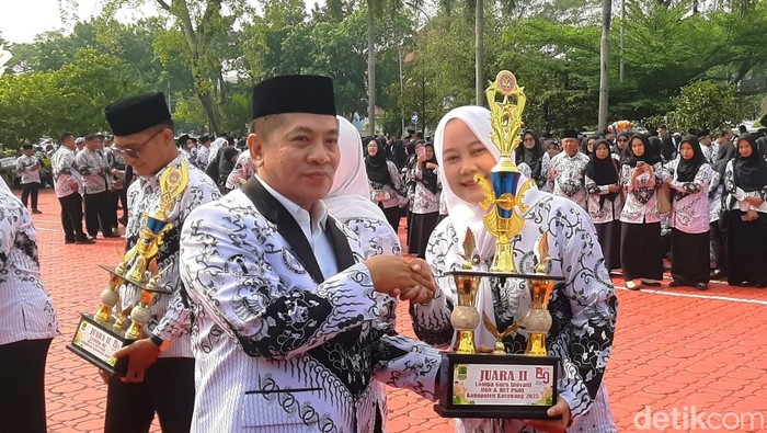 Bupati Karawang Aep Syaepuloh saat berswafoto usai apel Hari PGRI di Plaza Pemda Karawang