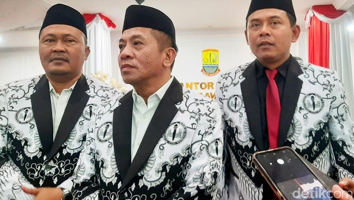 Bupati Karawang Aep Syaepuloh saat diwawancara awak media usai apel HUT PGRI ke-80