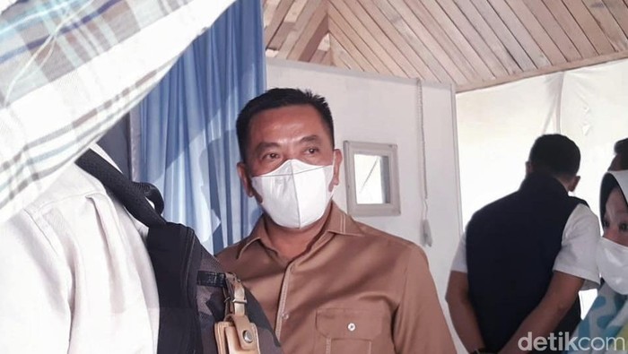 Bupati Karawang Aep Syaepuloh saat mengecek kegiatan cek kesehatan gratis di Tirtajaya