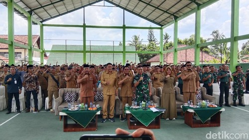Bupati Lombok Timur saat rapat koordinasi terkait percepatan pembentukan Kopdes Merah Putih bersama para Kades se-Lombok Timur, Selasa (25/11/2025) (Foto: Sanusi Ardi W/detikBali)
