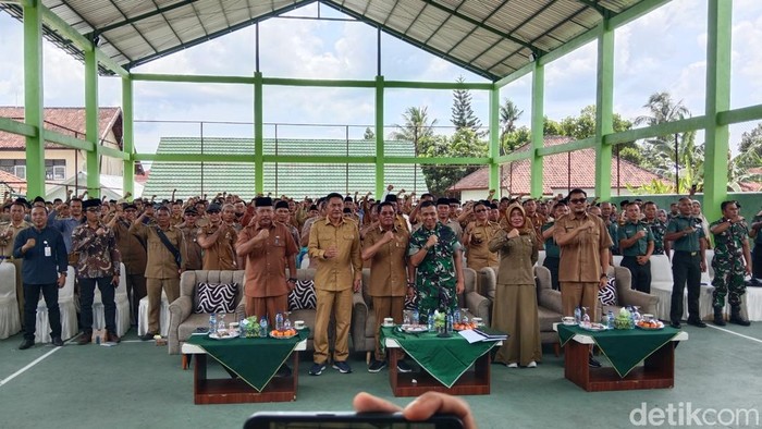 Bupati Lombok Timur saat rapat koordinasi terkait percepatan pembentukan Kopdes Merah Putih bersama para Kades se-Lombok Timur, Selasa (25/11/2025) (Foto: Sanusi Ardi W/detikBali)