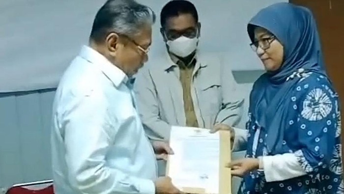 Bupati Muna Bachrun saat menyerahkan SK Plt Dirut RSUD Muna kepada dr. Wa Ode Harniana.
