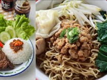 Catat! Ini 5 Tempat Makan Siang Enak di Pondok Kelapa, Menunya Bebek hingga Bakmi