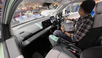 Fitur-fiturnya pun lengkap. Ada layar sentuh 10,25 inci untuk hiburan dan konektivitas, Smart Keyless Entry & Start, hingga Electronic Gear Shifter yang memberikan kesan modern. Urusan pengisian daya, Lumin mendukung DC fast charging dari 30% ke 80% hanya dalam 35 menit. Jarak tempuhnya mencapai 301 km, cukup buat aktivitas harian. Foto: Luthfi Anshori/detikOto