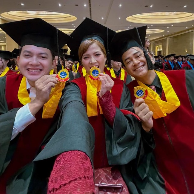 8 Artis Wisuda Kuliah di 2025