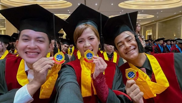 8 Artis Wisuda Kuliah di 2025