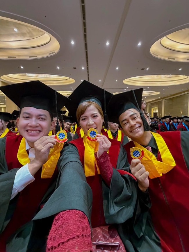 8 Artis Wisuda Kuliah di 2025