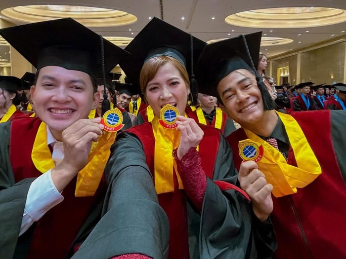 Chika Jessica wisuda S1.