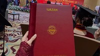 Chika menunjukkan ijazah miliknya. Chika resmi menjadi lulusan Sarjana Ekonomi Universitas Sangga Buana. Foto: Instagram @chikajessica88