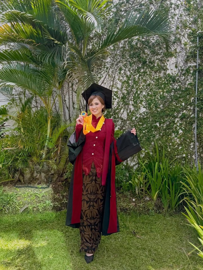 Chika Jessika wisuda S1.