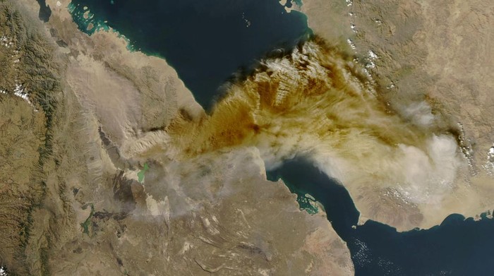 Citra satelit menunjukkan abu mengepul dari letusan gunung berapi Hayli Gubbi di Ethiopia saat melayang di atas Laut Merah, 23 November 2025. (NASA/Handout via REUTERS)